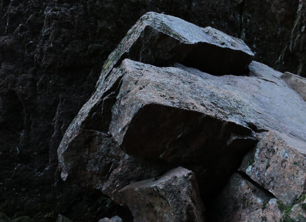 Väldiga stenblock bildar konst i botten på Slåttdalsskrevan.
